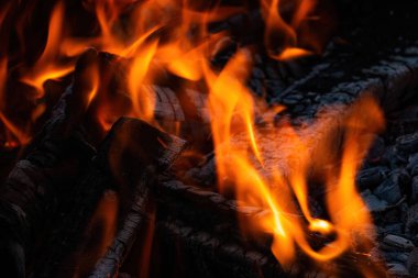 Alevli yakacak odunların arka planı.