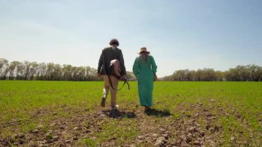 Bir yaz günü bir adam ve bir kadın yeşil bir tarlada yürüyorlar. Yumuşak ışık, sakinlik ve üzüntü belirtileri bir yansıma ve yalnızlık atmosferi yaratır..