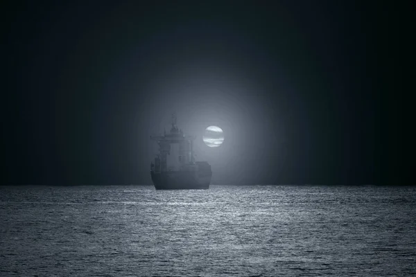 満月の夜の地平線の商船 — ストック写真