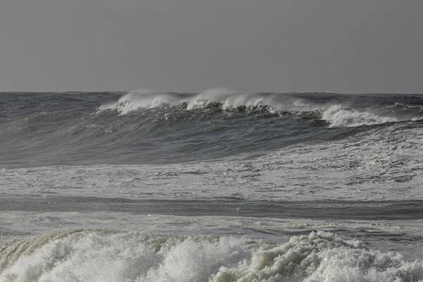 Rüzgâr Spreyli Uzun Fırtınalı Dalgalar Kuzey Portekiz Kıyıları — Stok fotoğraf