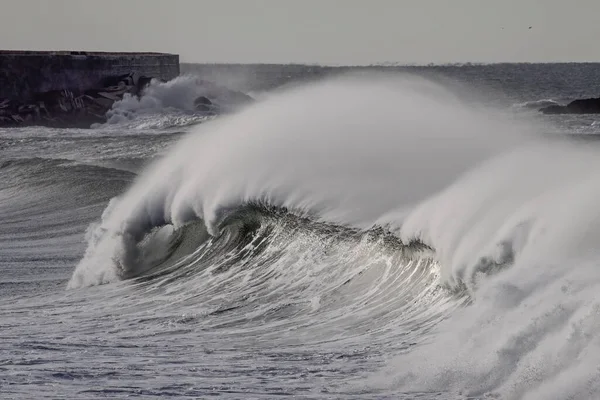 風のスプレーで大きな波を壊す嵐 レキソス港北壁 パルメイラ ポルトガル — ストック写真
