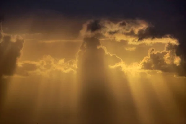 Облачное Небо Оранжевом Закате Солнечными Лучами — стоковое фото