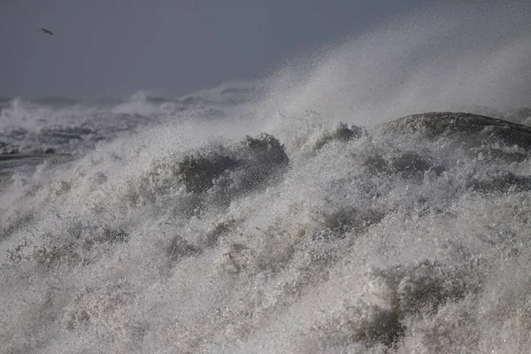 嵐の波だ ポルトガル北部の海岸 — ストック写真
