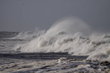 Dalgalar dalgaları birbirine yaklaştırıyor.
