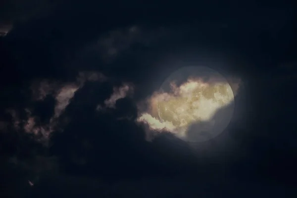 Donkere Bewolkte Nacht Het Zien Van Volle Maan Een Gat — Stockfoto