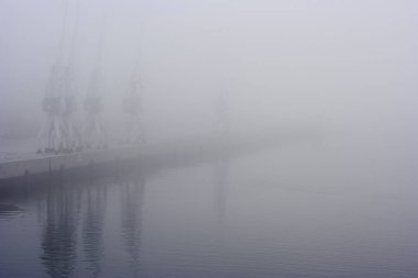 Leixoes, Portekiz 'in kuzeyindeki siste vinçlere ev sahipliği yapıyor. Fotoğraf: 2006. 
