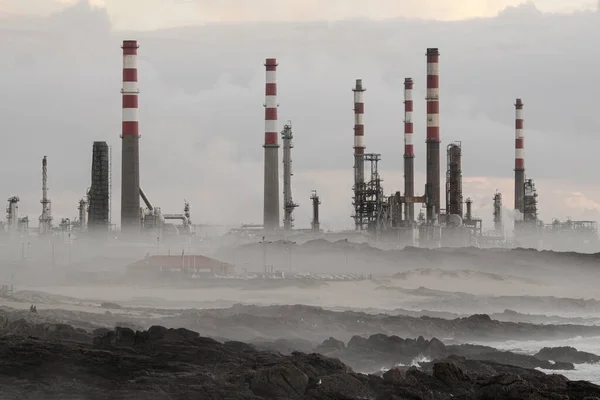 Oil Refinery Sea Misty Evening — Stock Photo, Image