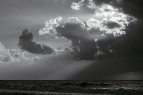 ポルトガル北部の海岸では 太陽の光が差し込む曇った空 使用赤外線フィルター — ストック写真