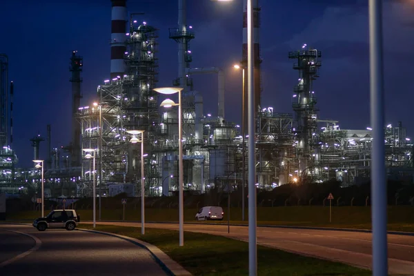 Parte Una Gran Refinería Petróleo Cerca Una Carretera Por Noche —  Fotos de Stock