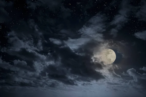 Dolunay Bulutlu Gökyüzü Yıldızlarla — Stok fotoğraf