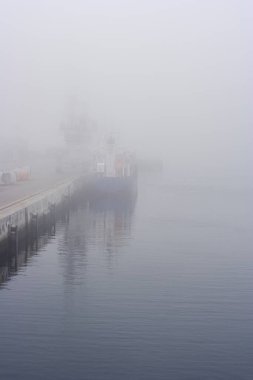 Ticari gemi sisli bir şafakta Leixoes limanına demir attı. Fotoğraf: 2006.
