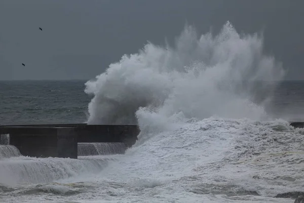 Stürmische Meereswellen Plätschern Dahin Nordportugiesische Küste — Stockfoto