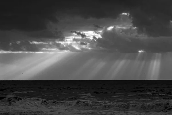 Langit Berawan Dengan Sinar Matahari Pantai Portugis Utara Menggunakan Filter — Stok Foto