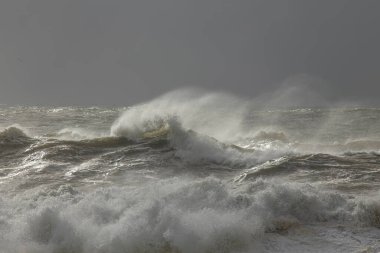 Ağır fırtına altında Kuzey Portekiz kıyısında 