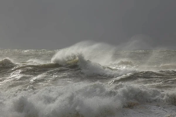 Ağır fırtına altında Kuzey Portekiz kıyısında 