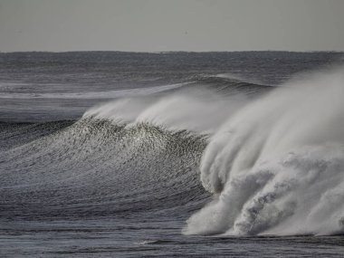 Rüzgar spreyli fırtınalı dalgalar, kuzey Portekiz kıyıları..