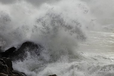 Büyük fırtınalı deniz dalgaları çarpıcı bir sıçramayla