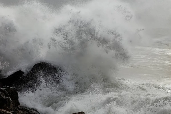 Riesige Stürmische Brechende Meereswellen Mit Dramatischem Platsch — Stockfoto