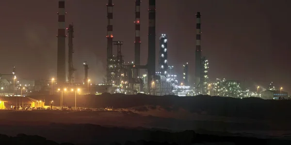 Panorama Eines Teils Einer Großen Raffinerie Bei Nacht — Stockfoto