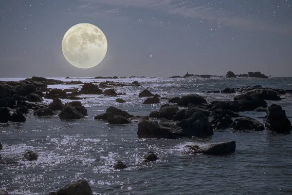美しい満月の夜のロッキーの海 — ストック写真
