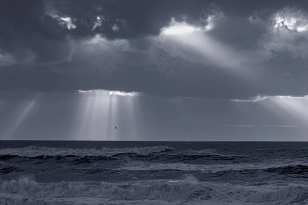 Stormiga Ljusstrålar Använt Infrarött Filter Norra Portugals Kust Tonat Blått — Stockfoto
