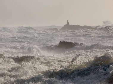 Gün batımında deniz manzarası. Kuzey Portekiz kayalık kıyıları.