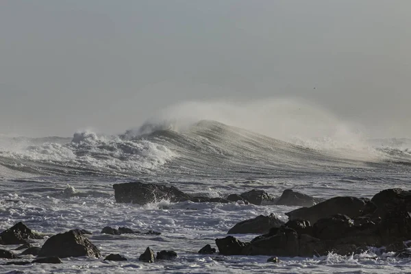 Natrysk Wiatru Potężnej Fali Pękającej Północne Wybrzeże Portugalii — Zdjęcie stockowe