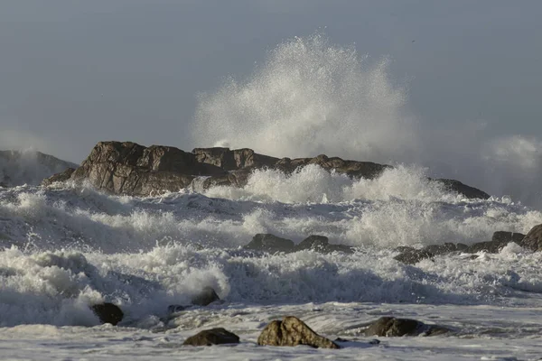 Штормовая Волна Обрушилась Скалу Северного Португальского Побережья — стоковое фото