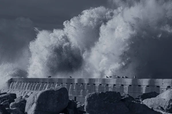 Große Stürmische Welle Plätschert Pier Der Flussmündung Norden Portugals Gebrauchter — Stockfoto