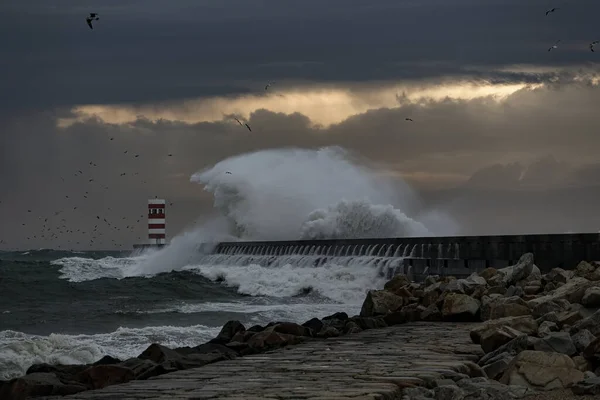 暴风雨的落日落在河口 葡萄牙北部海岸 — 图库照片