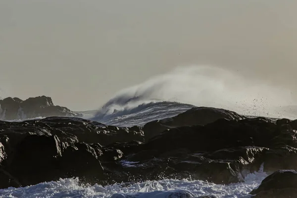Natrysk Wiatru Potężnej Fali Pękającej Północne Wybrzeże Portugalii — Zdjęcie stockowe