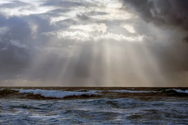 Осенний Облачный Морской Пейзаж Лучами Солнца Северное Побережье Португалии — стоковое фото