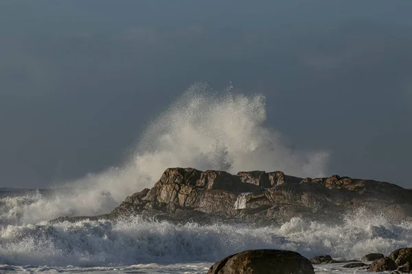 Burzliwa Fala Rozpryskuje Się Nad Urwiskiem Północnego Portugalskiego Skalistego Wybrzeża — Zdjęcie stockowe