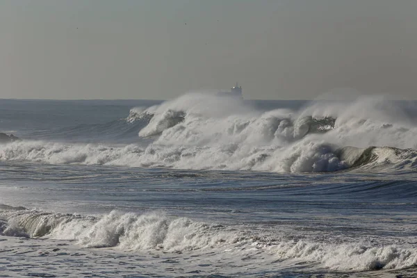 Θυελλώδη Κύματα Μια Ηλιόλουστη Μέρα Του Φθινοπώρου — Φωτογραφία Αρχείου