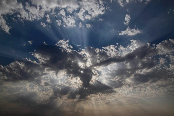 多云的天空和美丽的阳光 — 图库照片