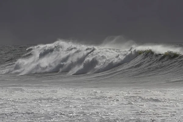 Βόρεια Ακτή Πορτογαλική Κάτω Από Βαριά Καταιγίδα — Φωτογραφία Αρχείου