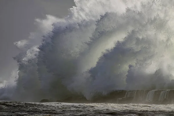 Riesige Stürmische Welle Plätschert Dahin Pier Der Ave Mündung Norden — Stockfoto