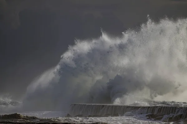 Uma Enorme Onda Tempestuosa Pier Foz Rio Ave Norte Portugal — Fotografia de Stock