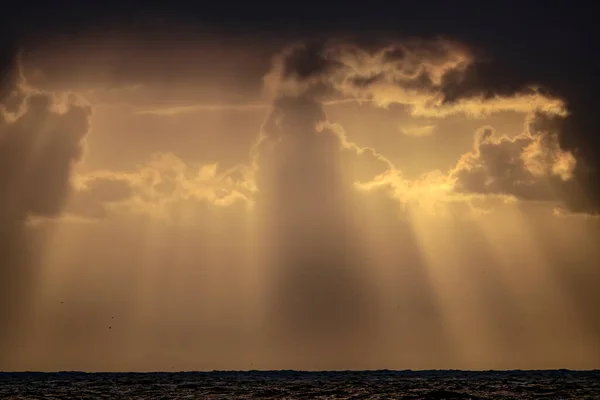 Gün Batımında Bulutlu Deniz Göğü Fırtınadan Önce Güneş Işınlarıyla — Stok fotoğraf