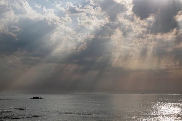 Côte Nord Portugaise Face Ciel Nuageux Avec Des Rayons Soleil — Photo