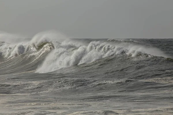 Розбиття Морських Хвиль Вітряним Бризком Сонячний День — стокове фото