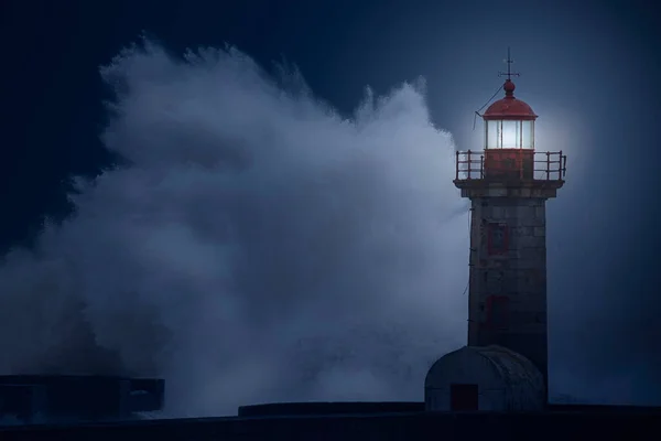 夜晚暴风雨下的旧灯塔 — 图库照片