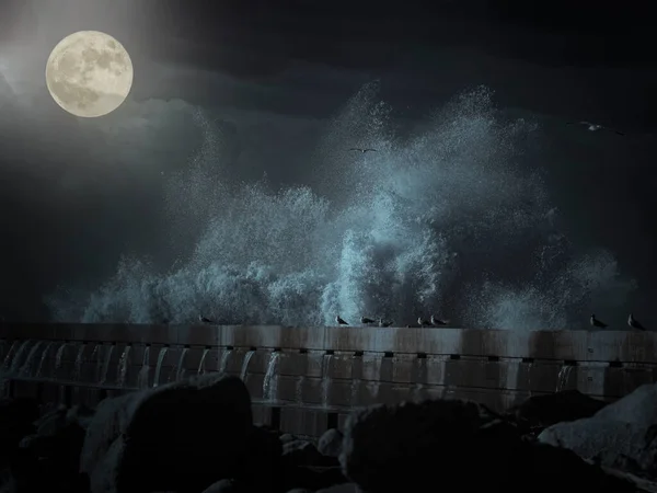 暴风雨的浪花在满月的夜晚飞溅 — 图库照片