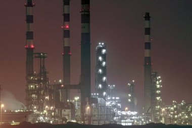büyük petrol rafinerisi gece bir parçası