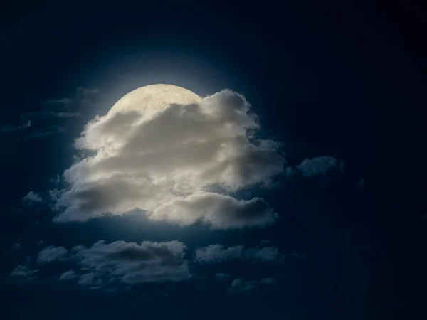 Vollmond Bedeckt Von Einer Starken Wolke Einer Dunklen Nacht — Stockfoto