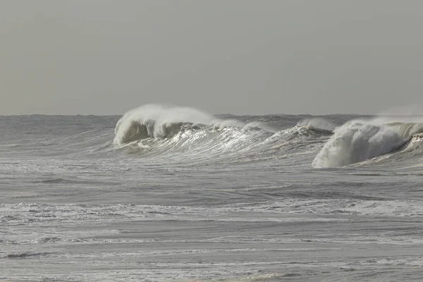 Łamanie Fal Morskich Rozpylaczem Wiatru Słoneczny Dzień — Zdjęcie stockowe