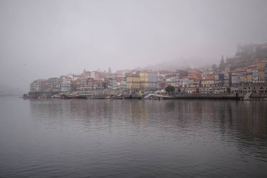 Yaşlı Porto, sisli şafakta nehrin kenarında.