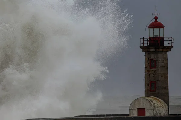 Große Welle Schwappt Über Alten Leuchtturm Und Pier — Stockfoto