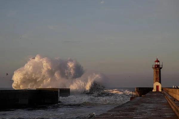 夜明けに大きな嵐の波のスプラッシュ ドゥロ川河口南桟橋と灯台 — ストック写真