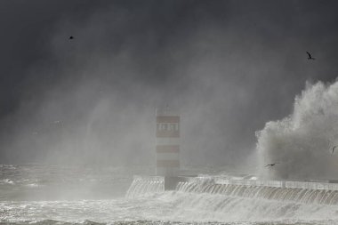 Şiddetli fırtına sırasında, Douro nehri ağzında nem var.